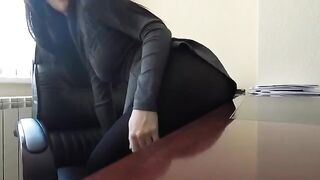 Mini Diva risks exposure in office masturbation session