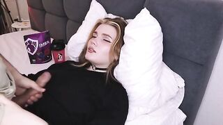 A cute girl came on her boyfriend’s cock and he finished in her mouth