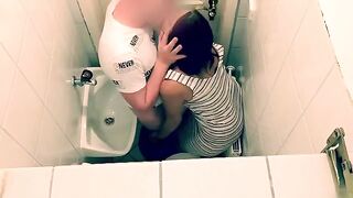 After a good time, a hot chick fucks with her Tinder date in the restaurant toilet