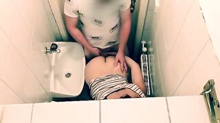 After a good time, a hot chick fucks with her Tinder date in the restaurant toilet