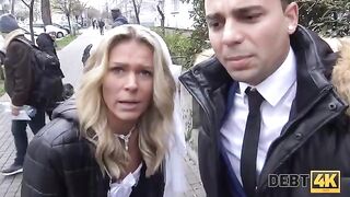 The blonde had sex with a collector before her husband in a daring move