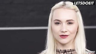 The cute blonde babe Marilyn Sugar gets her pussy stretched