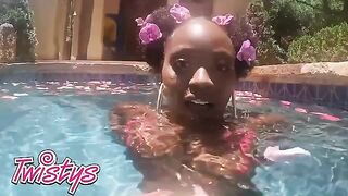 Petite hottie Elsie shakes big ass in the swimming pool