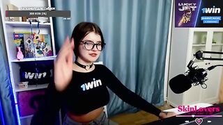 A streamer girl skinloverss herself during a donation stream