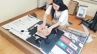 Stepsister gets her asshole gapped and filled with cum through a box hole