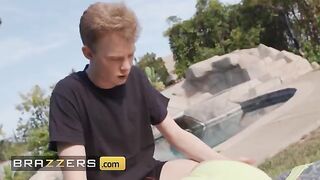 The stepdaughter of a curvy woman gets fucked by a guy’s cock