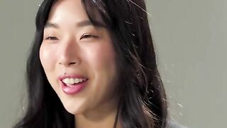 How do women reach orgasm? Asian teen Elle Lee shows us