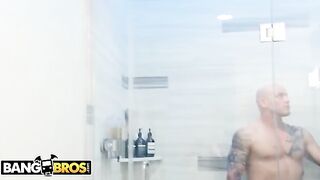 Mia Malkova ambushes her stepbrother with her iconic ass