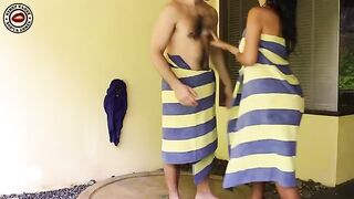 The guy fucked his girlfriend in the bathtub with intense passion