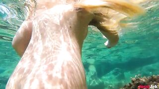Underwater anal sex with a stunning blonde babe on the beach