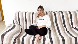 Biondina bored calls her friend to lick and fuck her, dialog in Italian