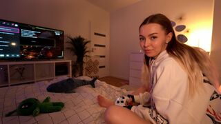 Instead of playing, she got a great fuck and squirt