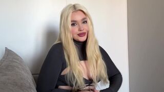 A girl cheats on her husband with a delivery guy in the bath