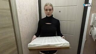 The hot delivery girl got fucked after eating pizza
