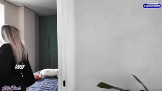 A lonely MILF seduces the handyman with her perfect ass