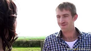 A man had sex with a juicy beauty on a haystack