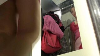 The pervert spied on a girl in the locker room of the store