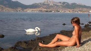 A girl walked naked on the riverbank and felt freedom