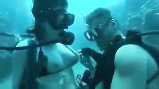 Two aqua-analists fucked at the bottom of the sea