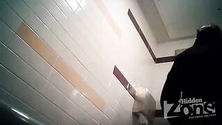 Camera in the woman's toilet - don't peek! Piss in the mall