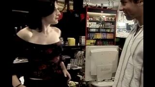 Quick sex with a saleswoman who loves to have fun behind the counter