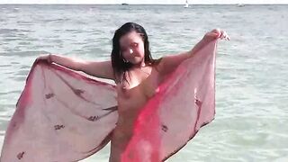 A hot girl is completely naked bathing in the sea, eporn style