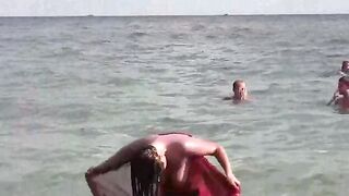 A hot girl is completely naked bathing in the sea, eporn style