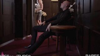 A pretty blonde girl demonstrates her professional skills in sex