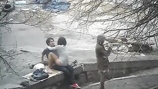 The guy shoots sex on the city streets and shows his boldness