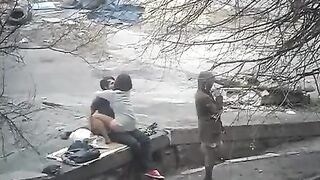The guy shoots sex on the city streets and shows his boldness