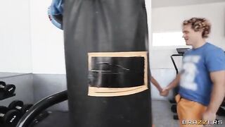 Girl made squats with vagina in the gym and received a cumshot