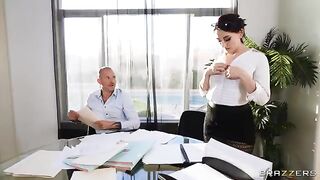Two hot coworkers are fucking like there’s no tomorrow