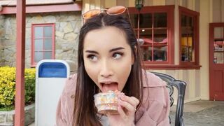 Flashing sex at the theme park, a daring act!