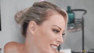 A man fucked sexy MILF in the bathtub full of foam