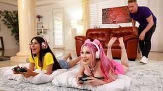 The girl does not know what to choose: mouth or pussy
