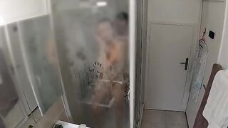 A man did not let his girlfriend wash in peace, a steamy encounter