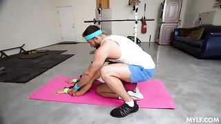 An alternative way to pump your muscles up with the help of a hot MILF