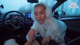 College slut gets her throat filled with cum in a car