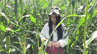A security guard caught a thief in the cornfield and fucked her