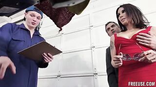 A beautiful girl got her car repaired for free and had sex with the guys
