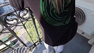 The girl tried to take a big dick into her mouth but it didn’t work