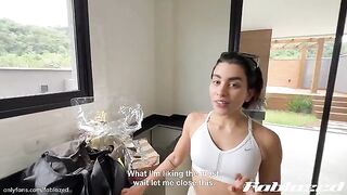 That ass is made for hard fucking! - Bailando con repartidor