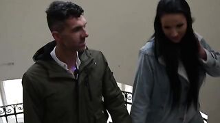 A standing guy instead of a thousand compliments from a hot girl