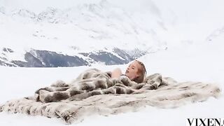 Warming up a dick with the mouth of a blonde in nature is no problem