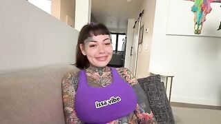 The woman with the tongue divided by the desire to have sex