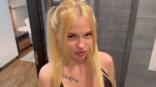 A hot girl with a stunning figure is doing the deed