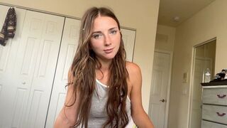 A girl showed her house to a new guest and got intimate
